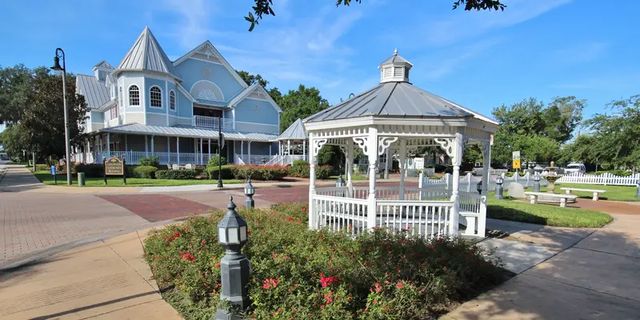 Longwood luxury homes